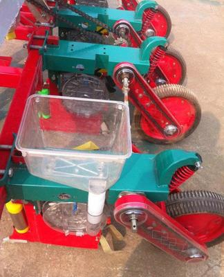 四拢玉米精播机与拖拉机带多行播种机 亿金农业机械销售部的专业推荐